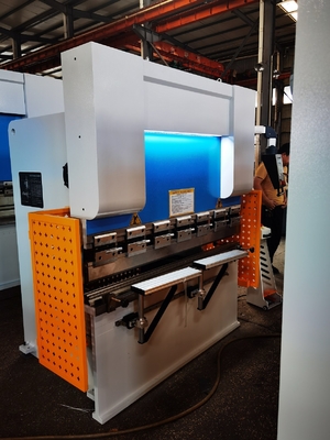7.5KW máquina de frenado de prensa CNC hidráulico de acero suave 400mm Peso 7000kg